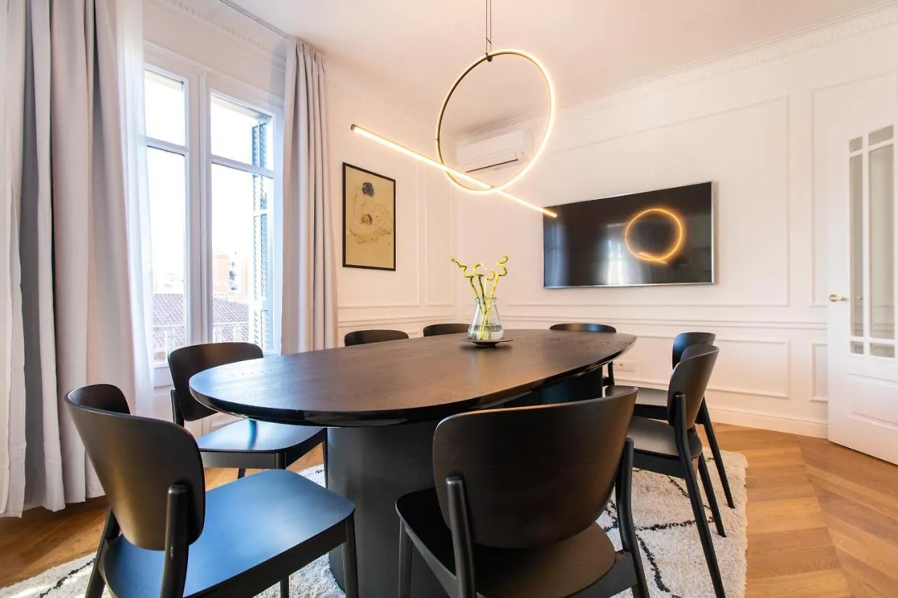 Majestic 4Br/4Bath Apartment In Sagrada Familia Area Barcelona
