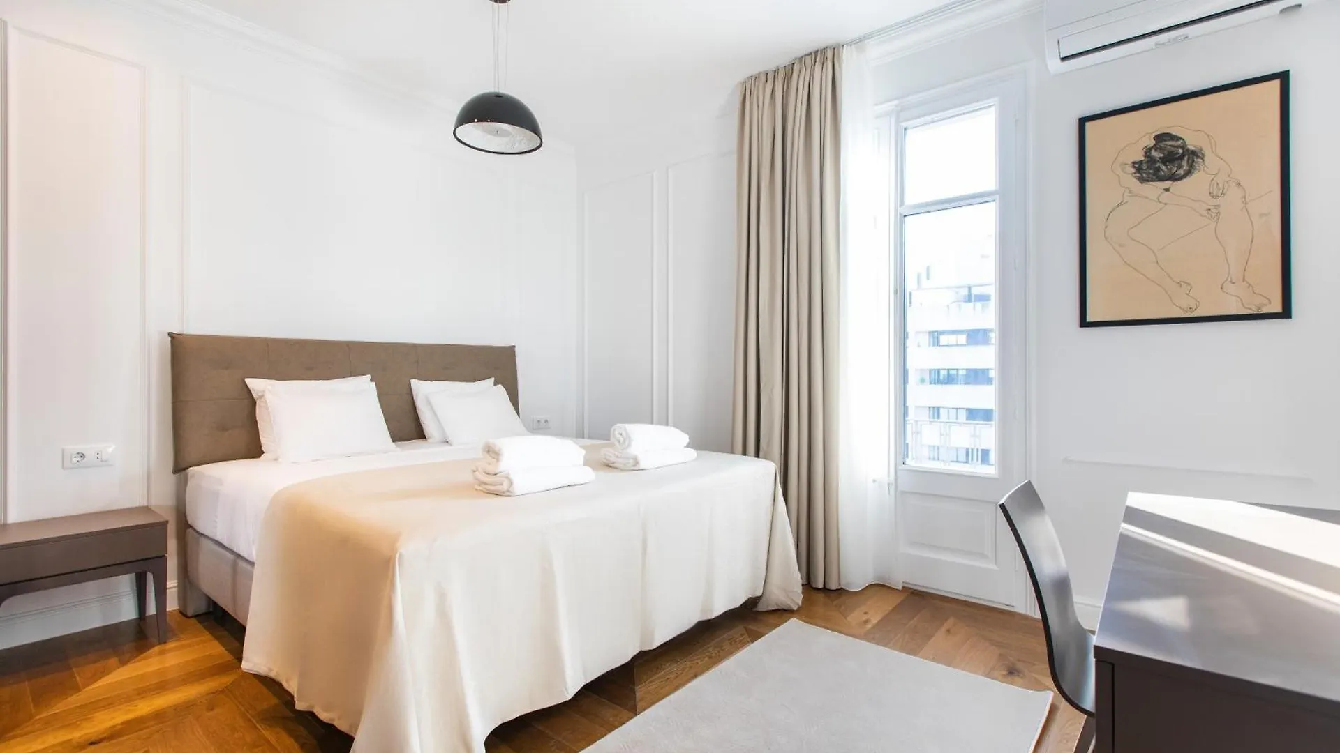 Majestic 4Br/4Bath Apartment In Sagrada Familia Area Barcelona